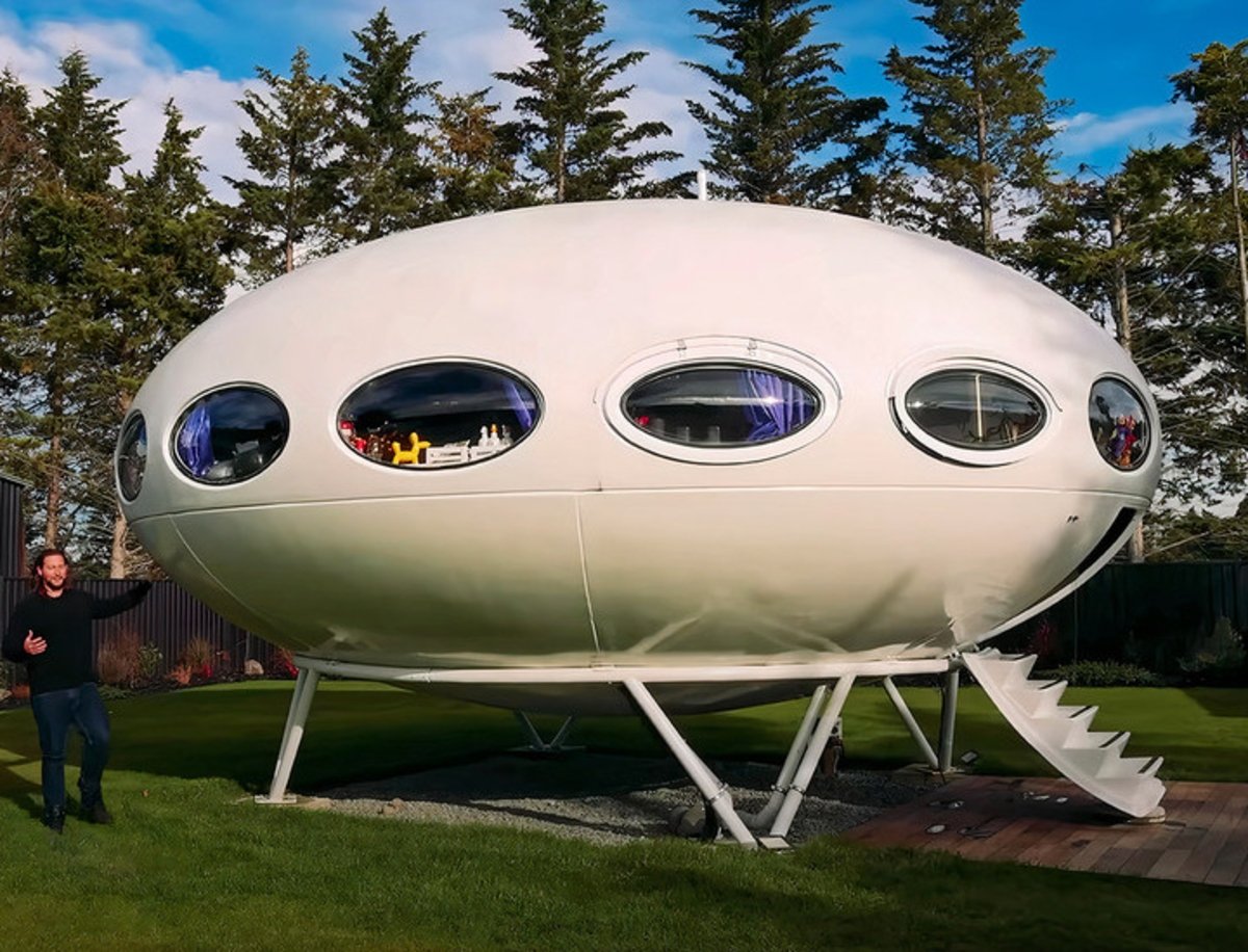 No, no es un platillo volante, es una casa completamente equipada para enamorar a los frikis de lo retro