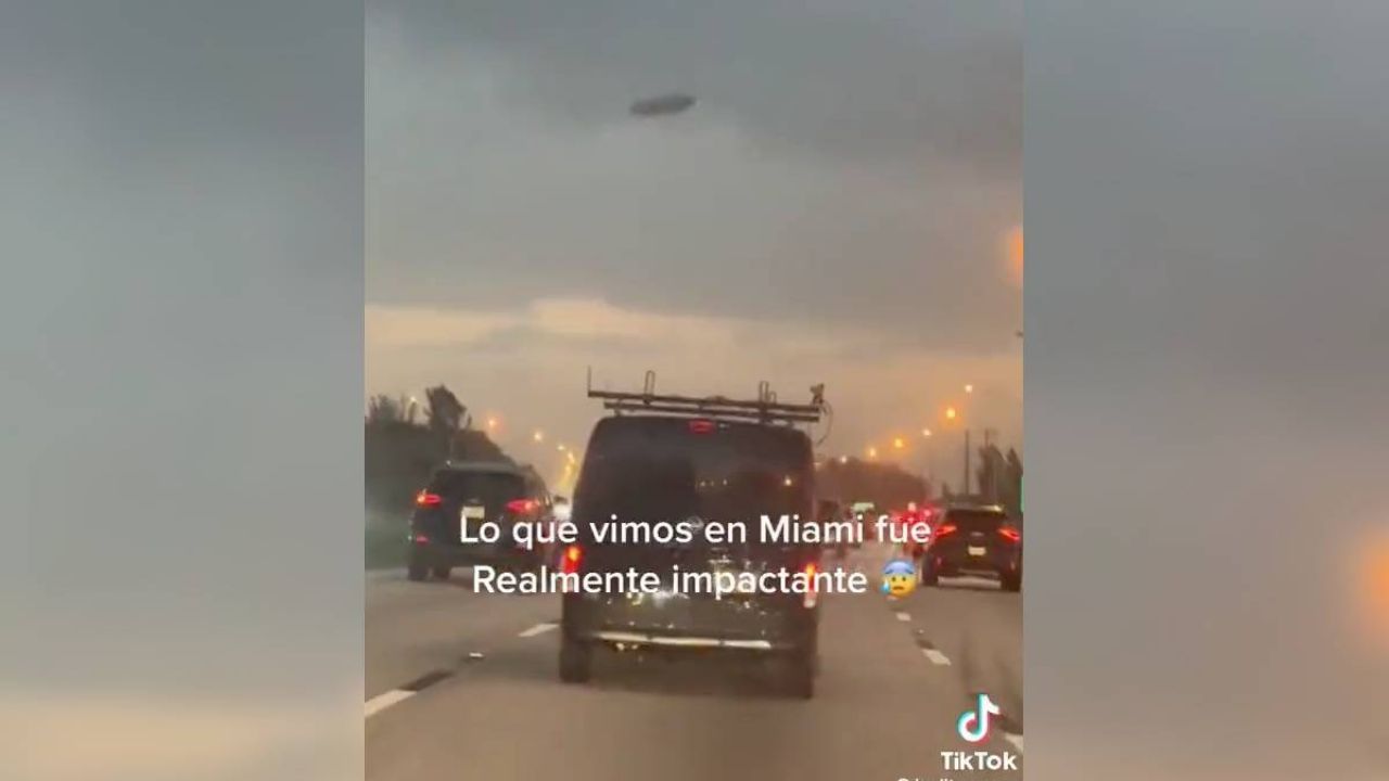 VIDEO: “¡Qué es eso, qué miedo!” Captan un impactante OVNI enorme en una carretera en Miami