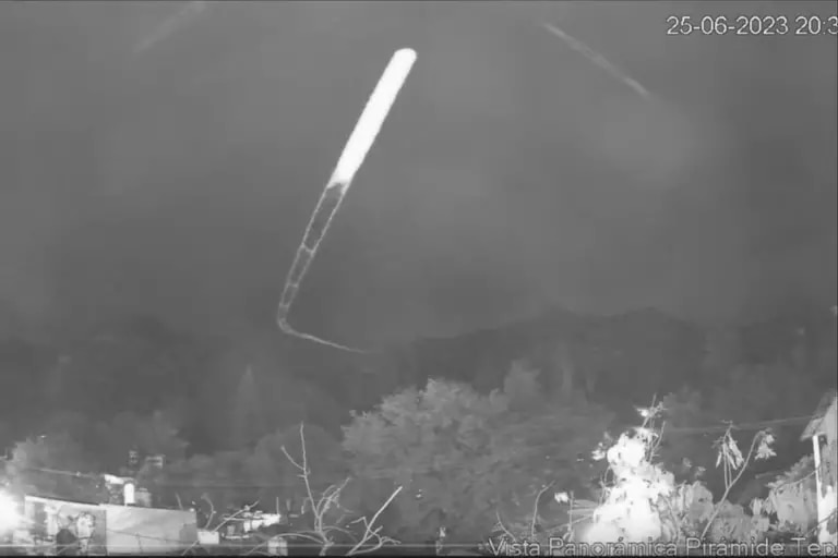 El video que conmocionó a todos: grabaron un extraño objeto sobrevolando un volcán