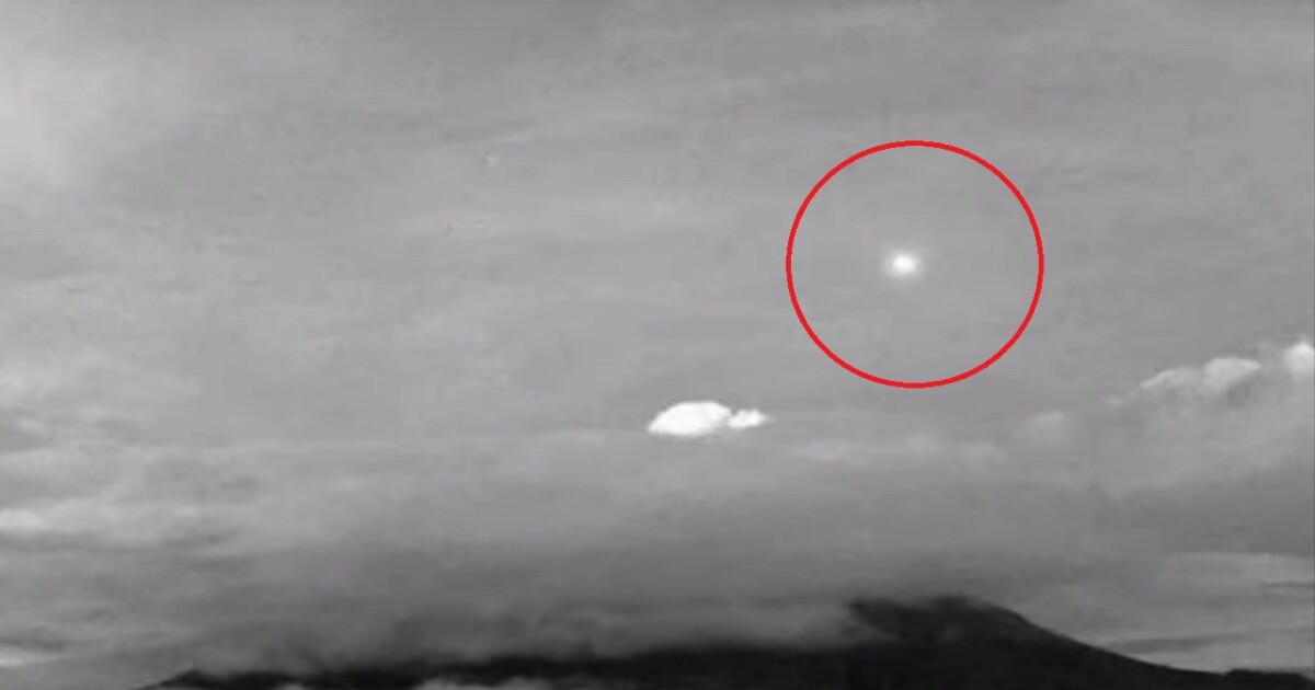 ¡Qué es eso! Captan brillante bola de luz sobrevolar el Popocatépetl hoy