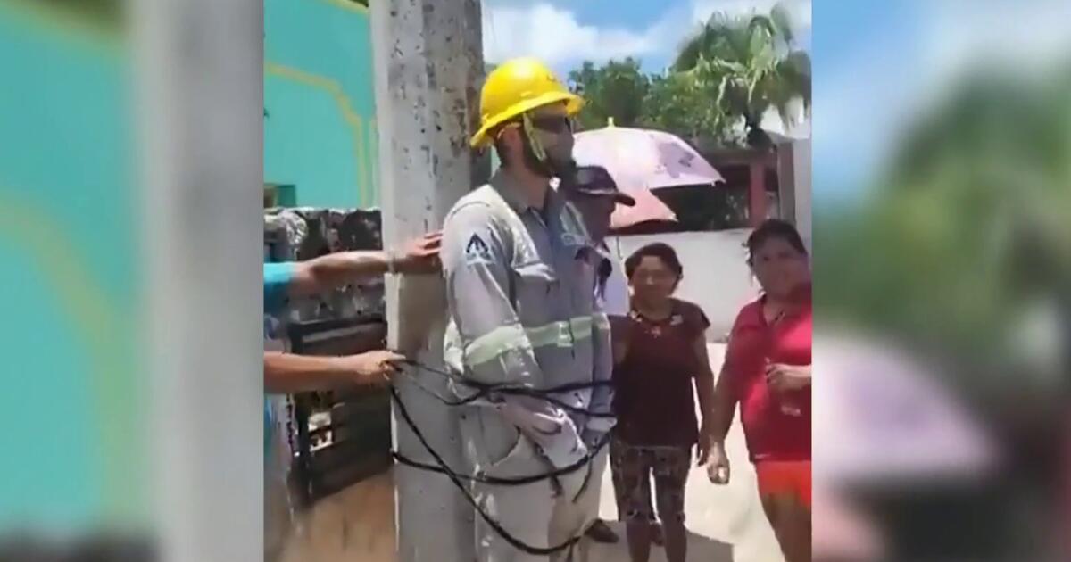 Pobladores amarran a un empleado del servicio eléctrico a un poste de luz en México como protesta