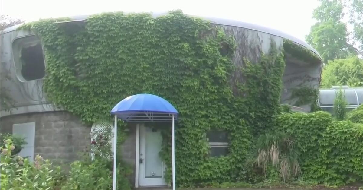 Venden excéntrica casa inspirada en ovnis en un tranquilo municipio de Michigan