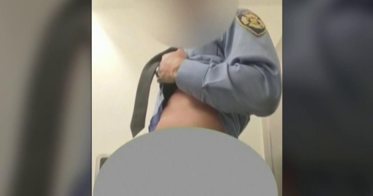 Bombero posa sin pantalones en una estación de Detroit y es denunciado