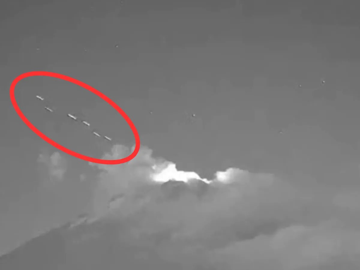 Filmaron una fila de OVNIS saliendo del cráter de un volcán y las imágenes generaron terror en redes: “Fuga masiva”