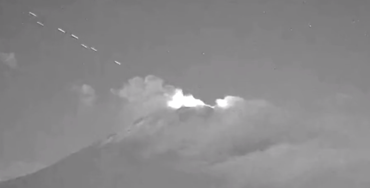 Filmaron a una fila de ovnis saliendo del volcán Popocatépetl y generó terror en las redes