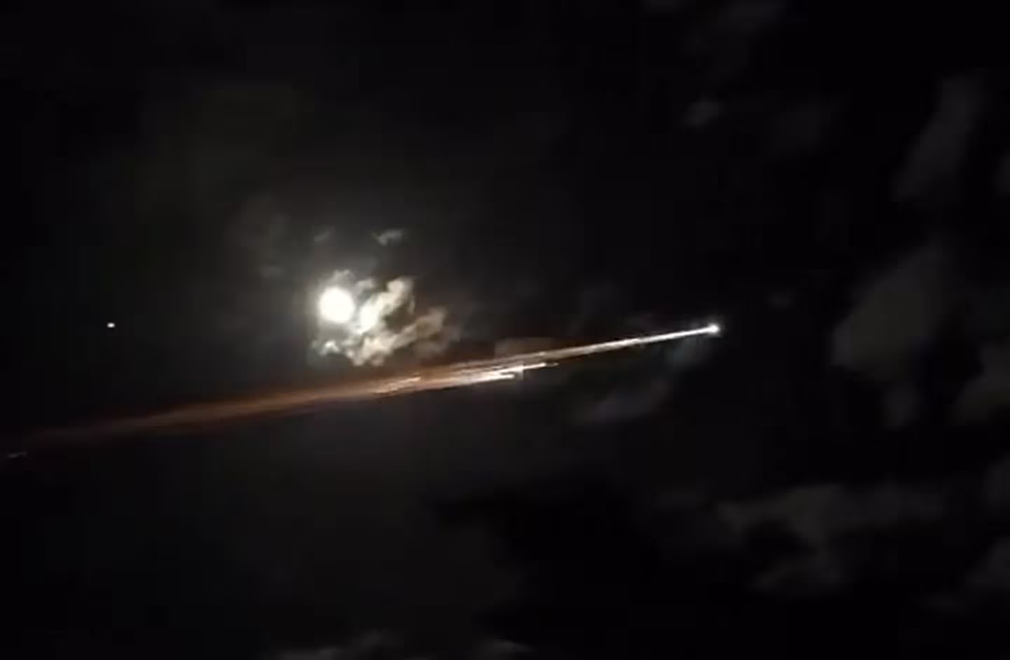 Varios objetos brillantes surcaron el cielo nocturno de la Argentina: ¿ovnis, meteoritos o basura espacial?